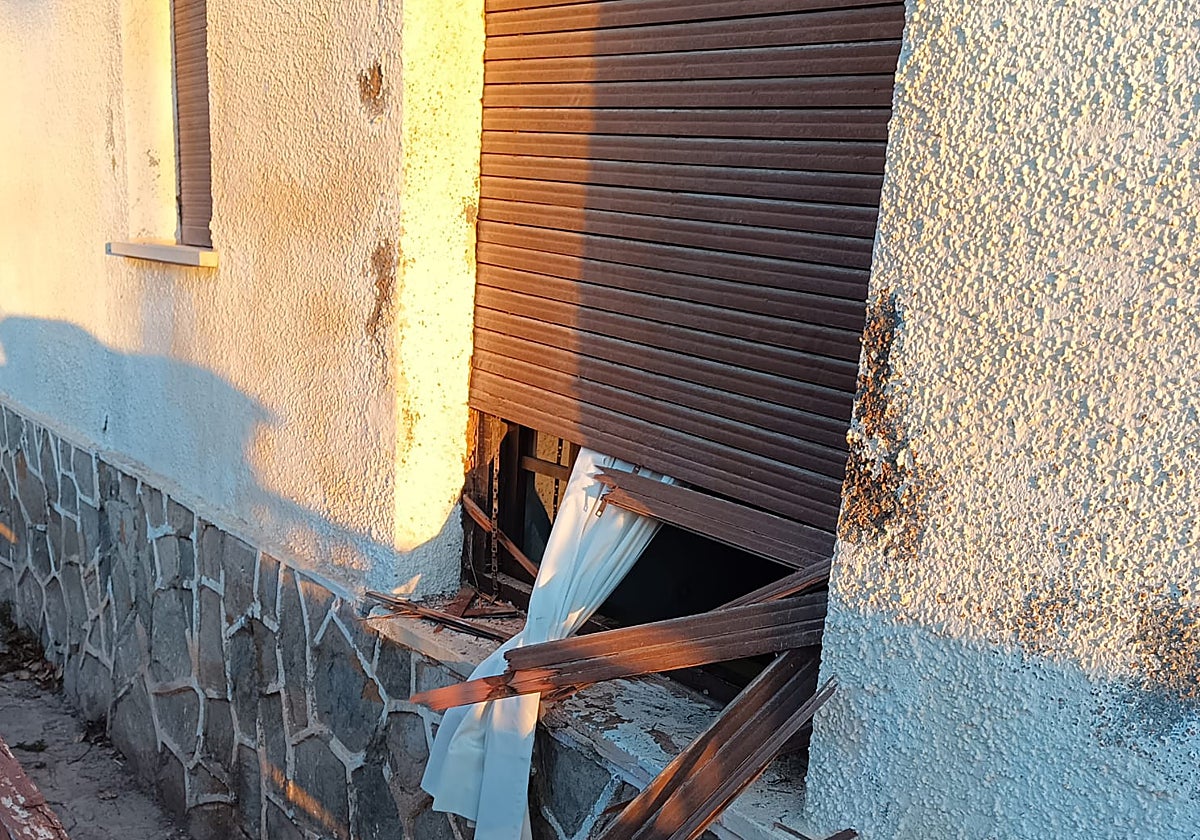Ventana de la casa destrozada por los sospechosos.