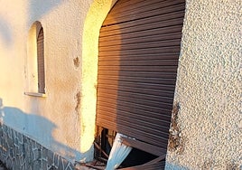 Ventana de la casa destrozada por los sospechosos.