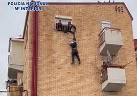 Los policías, durante el rescate.