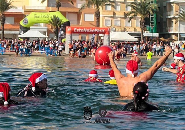 Participantes en el baño de Navidad.