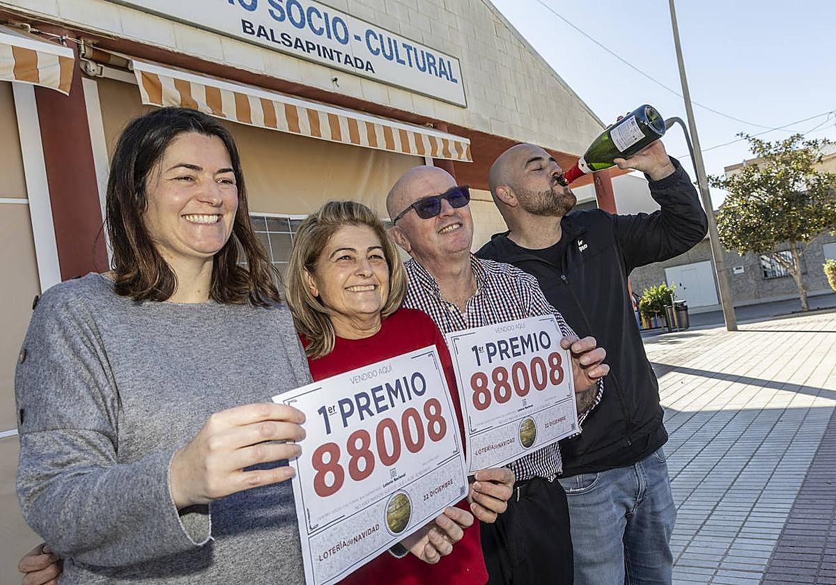 Manoli Conesa, junto a su madre, Paqui Garcerán; su padre, Joaquín Conesa Montesinos, y su hermano, Joaquín, gerente de la casa cultural de Basapintada.