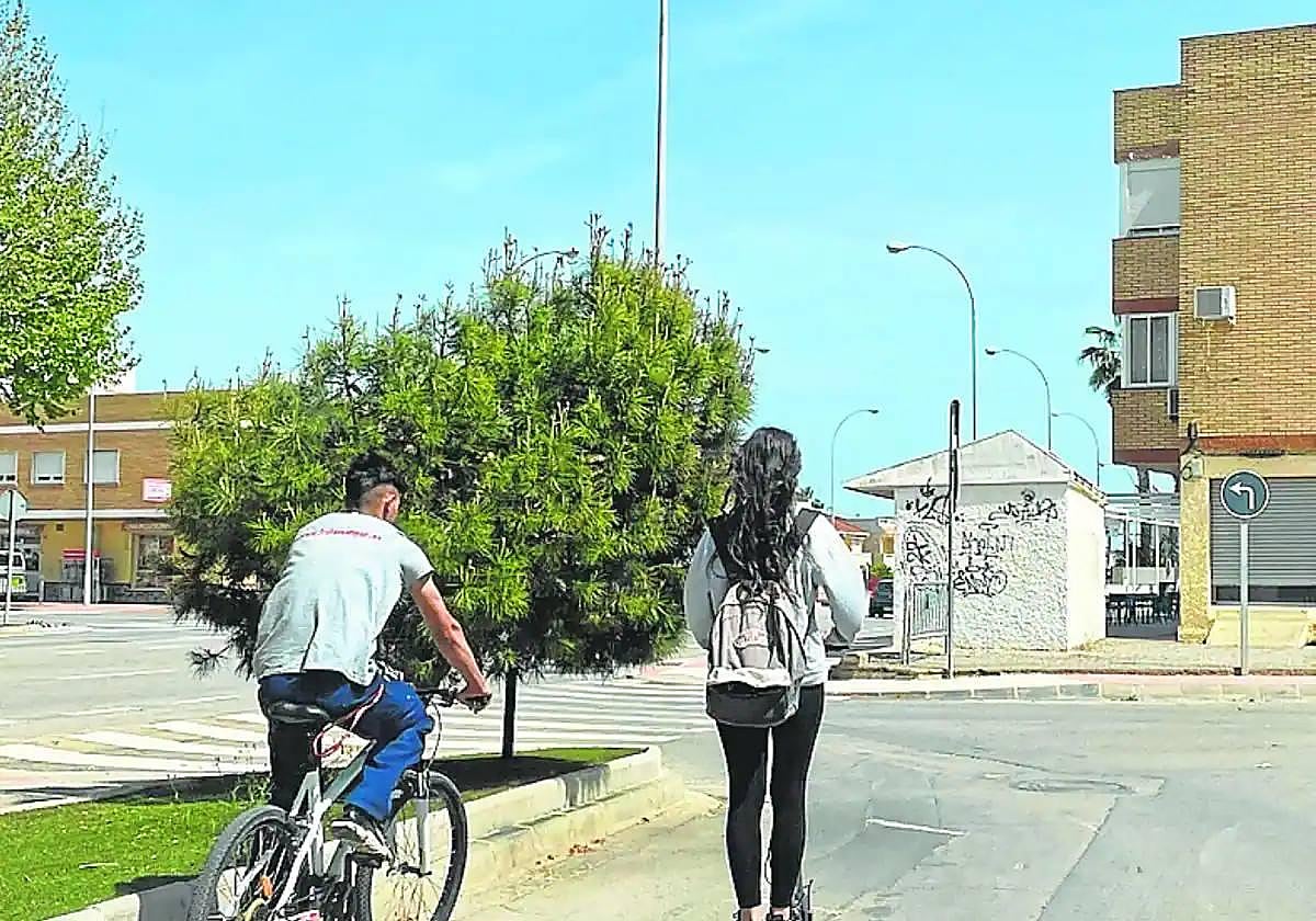 Dos jóvenes circulan en bicicleta y patinete eléctrico, en imagen de archivo.