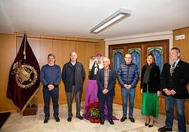 El presidente de la Junta Mayor de Cofradías, Pepe Sáez Sironi (en el centro), se retrata junto al resto de premiados, ayer jueves.