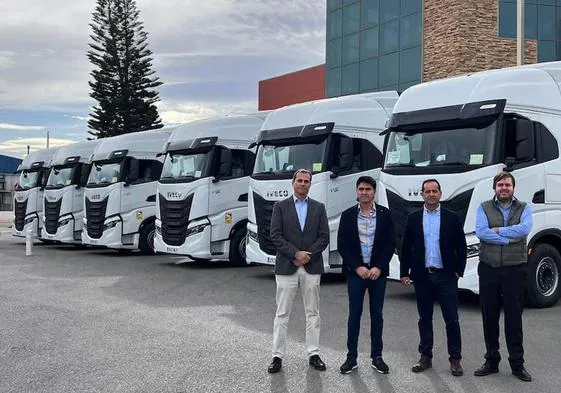 Santiago Pérez Silva y Benito Sandoval, gerente y director comercial de Iveco GHI, junto a Eleuterio Vázquez y José Antonio Vázquez, responsables de Eurocruz.