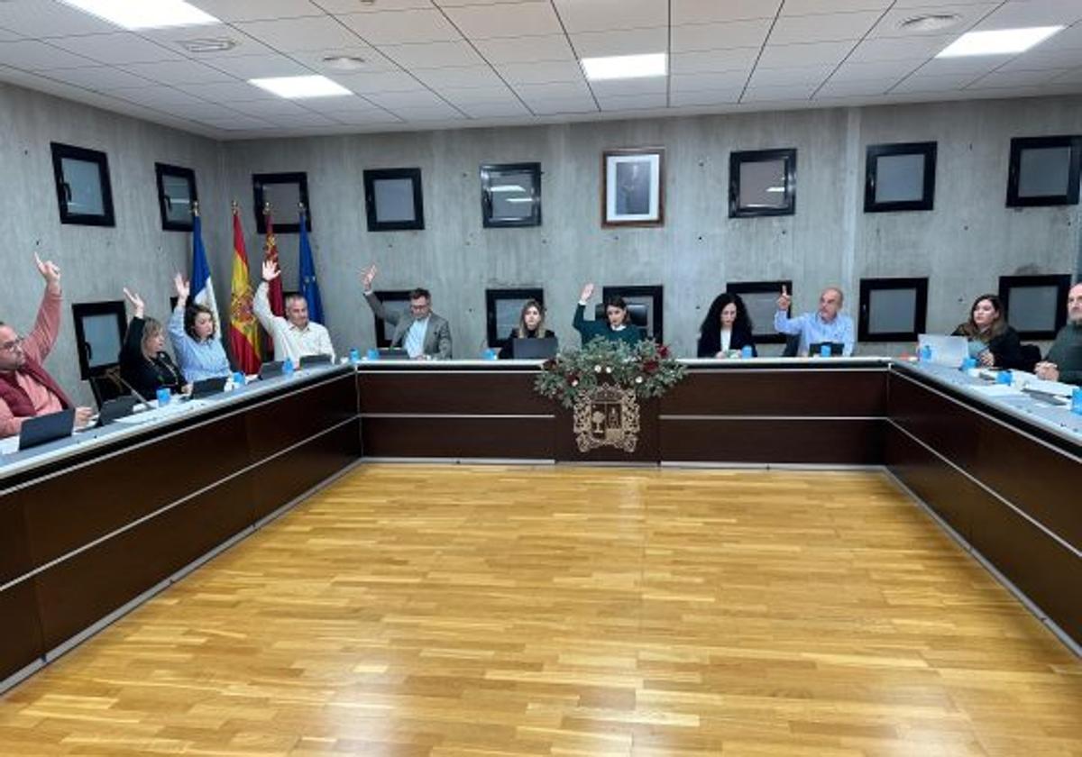 El PP de San Pedro salva el contrato de basuras al abstenerse los independientes