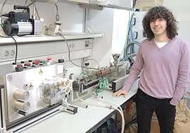 Pablo Manuel Martínez Rubio frente a la extrusora de plástico que emplea en su investigación.