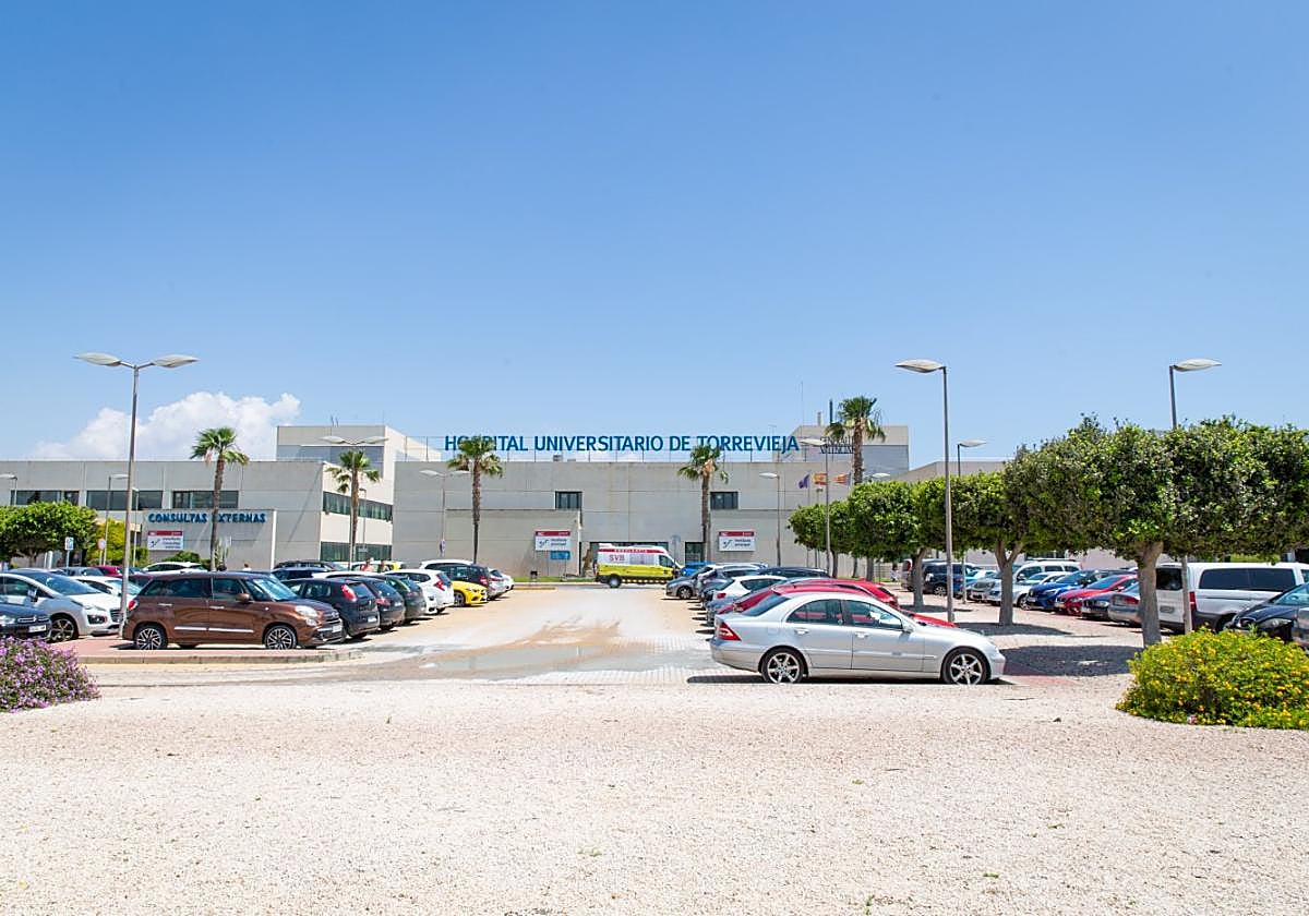 Muchos usuarios del hospital acaban deambulando por el arcén de la CV-95 para llegar a su consulta.