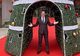 Mariano de Paco, en la puerta de los madrileños Teatros del Canal, que están bajo su responsabilidad como consejero de Cultura.