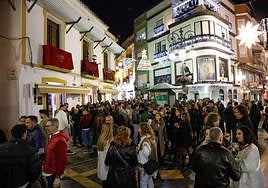 Calle Corredera repleta de público, durante el tardeo, en la zona de bares de copas.