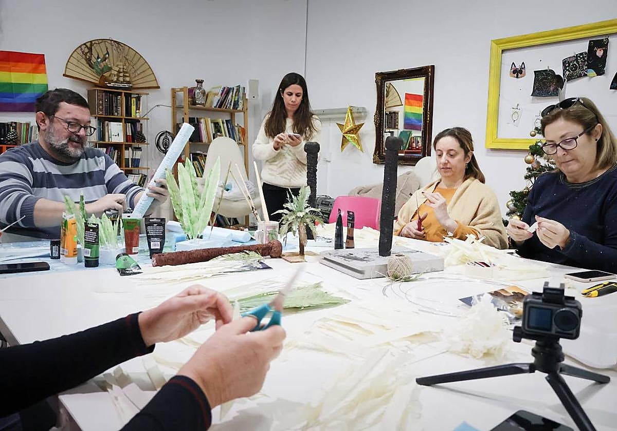 Participantes del último taller elaboran palmeras para sus belenes