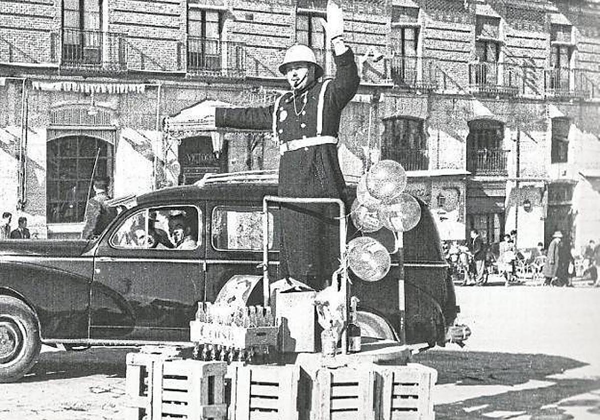 Tradición. El aguilando llegó a convertirse en una obligación para empleados públicos como los serenos o los guardias. Aquí, en la foto de López, uno de ellos, en la plaza Martínez Tornel, rodeado de viandas.
