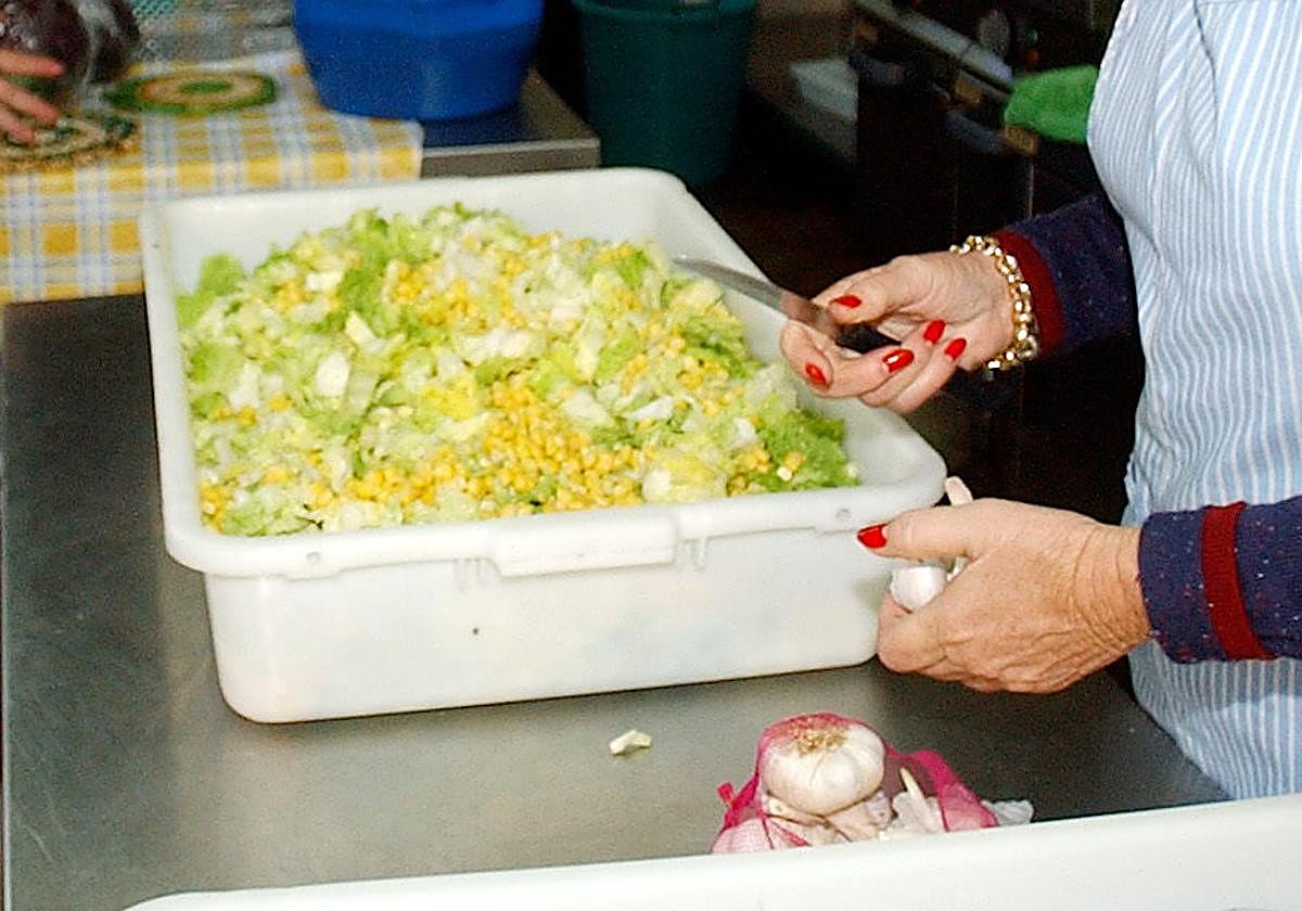Una mujer prepara la cena en una imagen de archivo.
