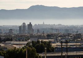 La ciudad de Murcia, este martes, afectada por la contaminación atmosférica.