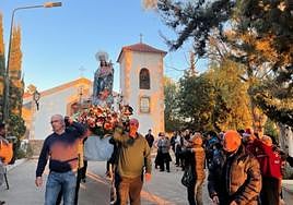 La imagen de La Candelaria, ayer, a la salida de su ermita en Alhama.