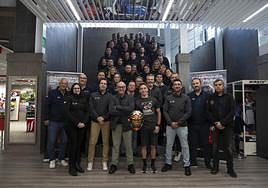 Foto de familia de Pedro Acosta con los empleados de MT Helmets.