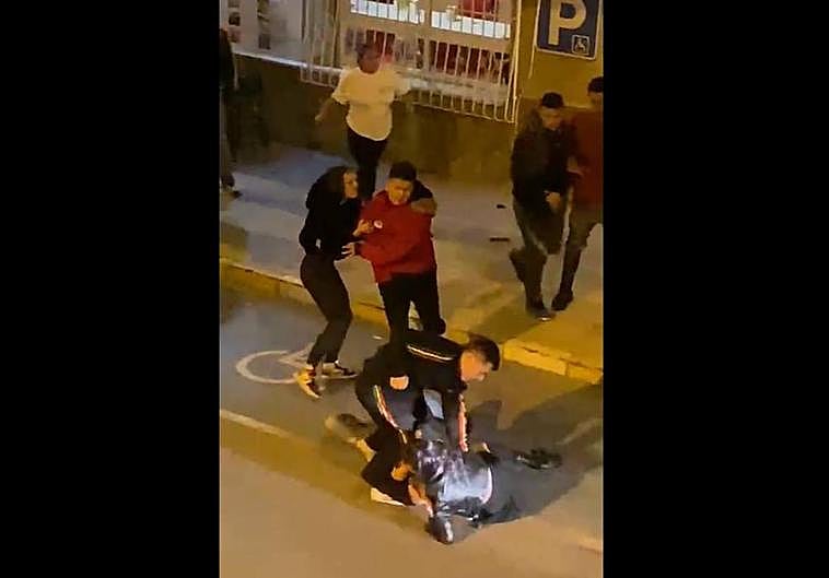 Varios implicados continúan la pelea en mitad de la calle.