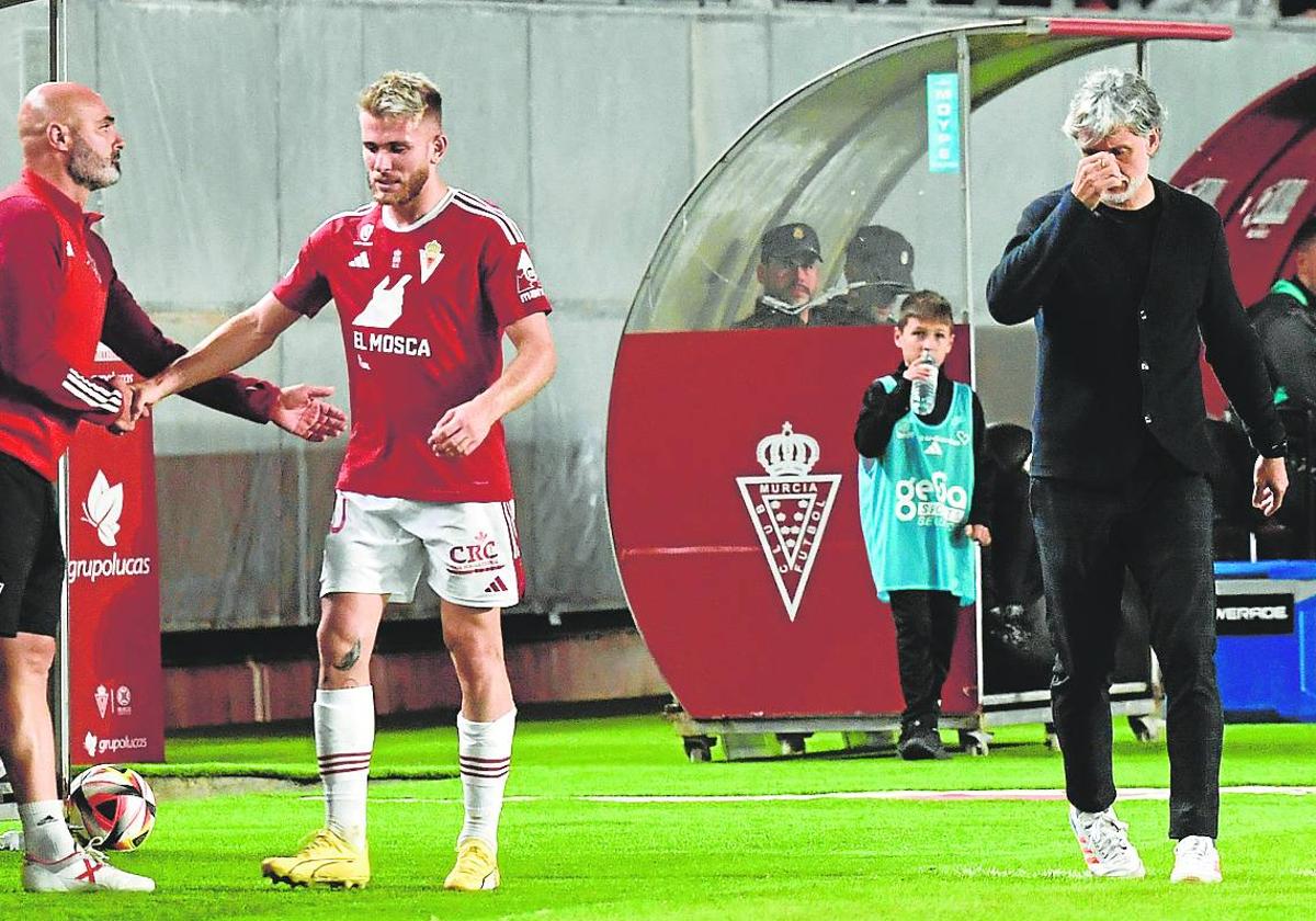 Sergio Santos sale sustituido durante el Real Murcia-Málaga de esta temporada.