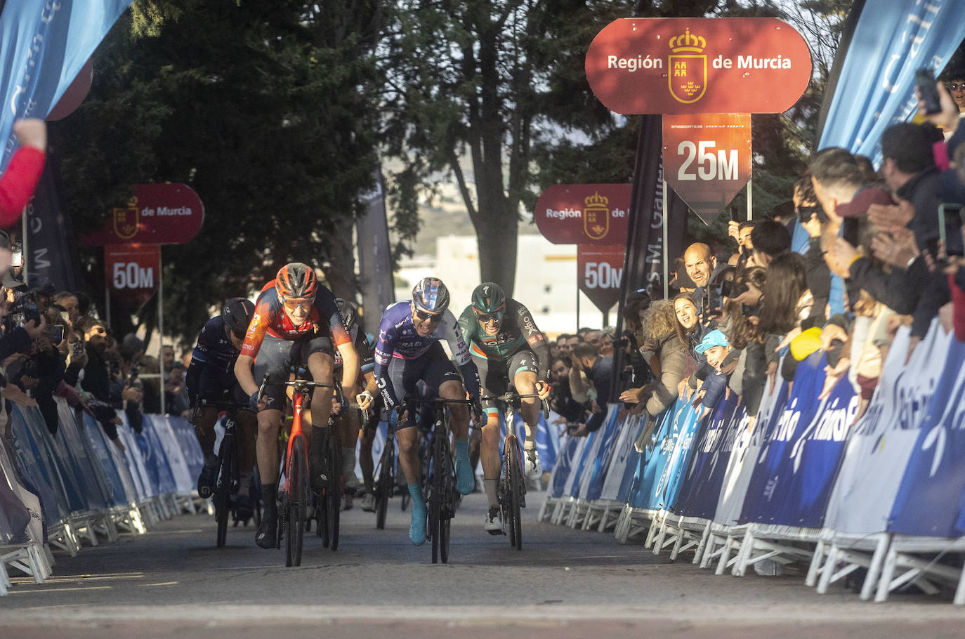 La Vuelta Ciclista a la Región de Murcia acaba por primera vez en el Parque Torres de Cartagena