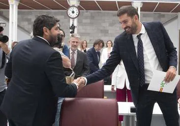 Fernando López Miras (PP) y José Ángel Antelo (Vox) estrechan manos durante el primer debate de investidura.