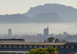 Contaminación atmosférica sobre la ciudad de Murcia este martes.