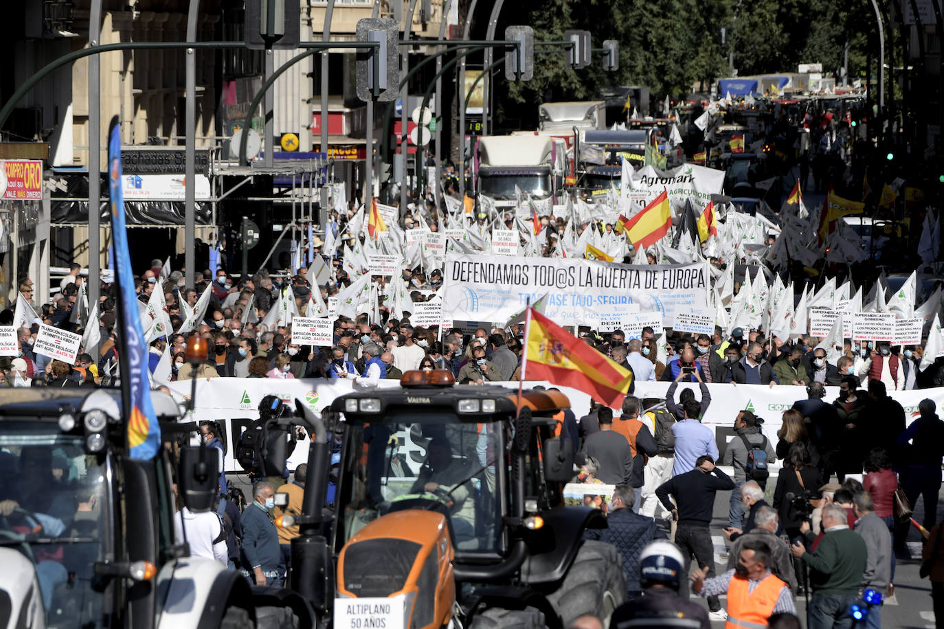 El sector agroalimentario regional participa en una manifestación que recorre el centro de Murcia para protestar por los elevados costes de producción