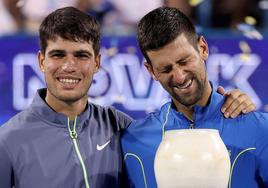 Carlos Alcaraz y NovakDjokovic bromean en laceremonia de entrega de trofeos del Masters1000 de Cincinnati, enagosto.