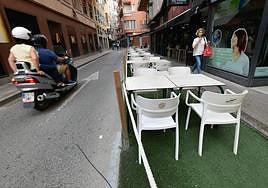 Imagen de archivo de una terraza instalada en una zona de aparcamiento de Murcia.