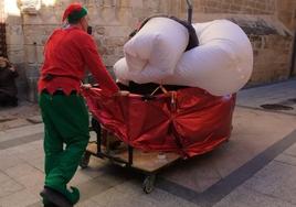 Uno de los hinchables que participaba en el desfile se pinchó durante el recorrido.