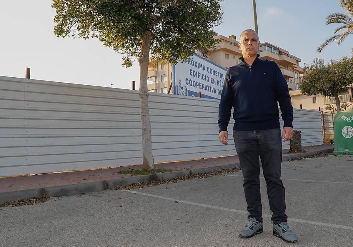 José María Grima, afectado por el presunto fraude inmobiliario, junto al solar donde se anunciaba el residencial Atalaya de las Lomas.