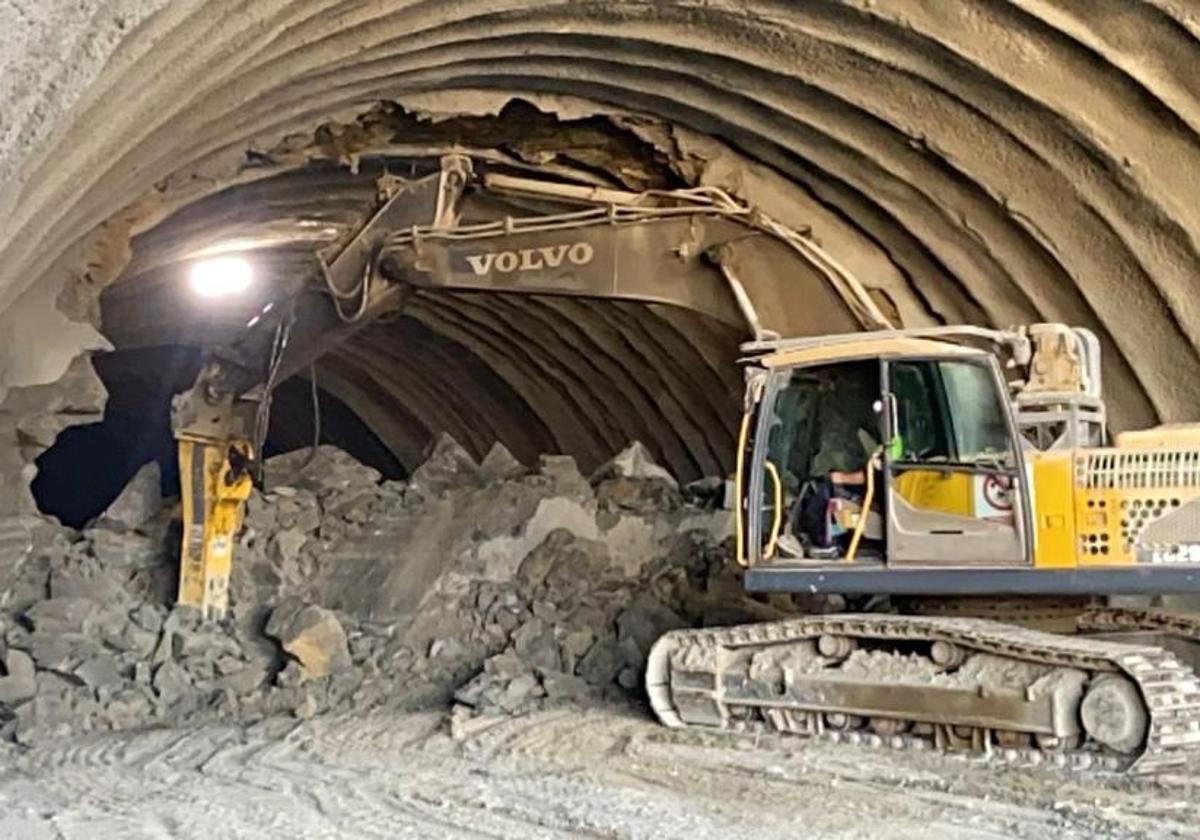 Retirada de material en la boca norte, en la zona murciana del túnel.