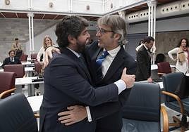 López Miras y Marín se abrazan, este jueves, en el Pleno de la Asamblea Regional
