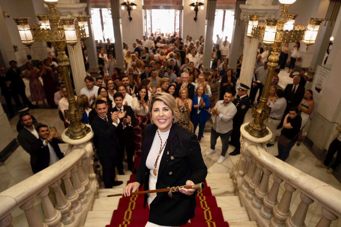 ﻿Noelia Arroyo conservó el bastón de mando en Cartagena. Pese a los intentos de MC de construir con votos del PSOE y Vox una mayoría alternativa, no hubo sorpresa en el segundo municipio de la Región. Como hizo López Miras en el Ejecutivo regional, la regidora del PP firmó más adelante un pacto de gobierno con Vox.