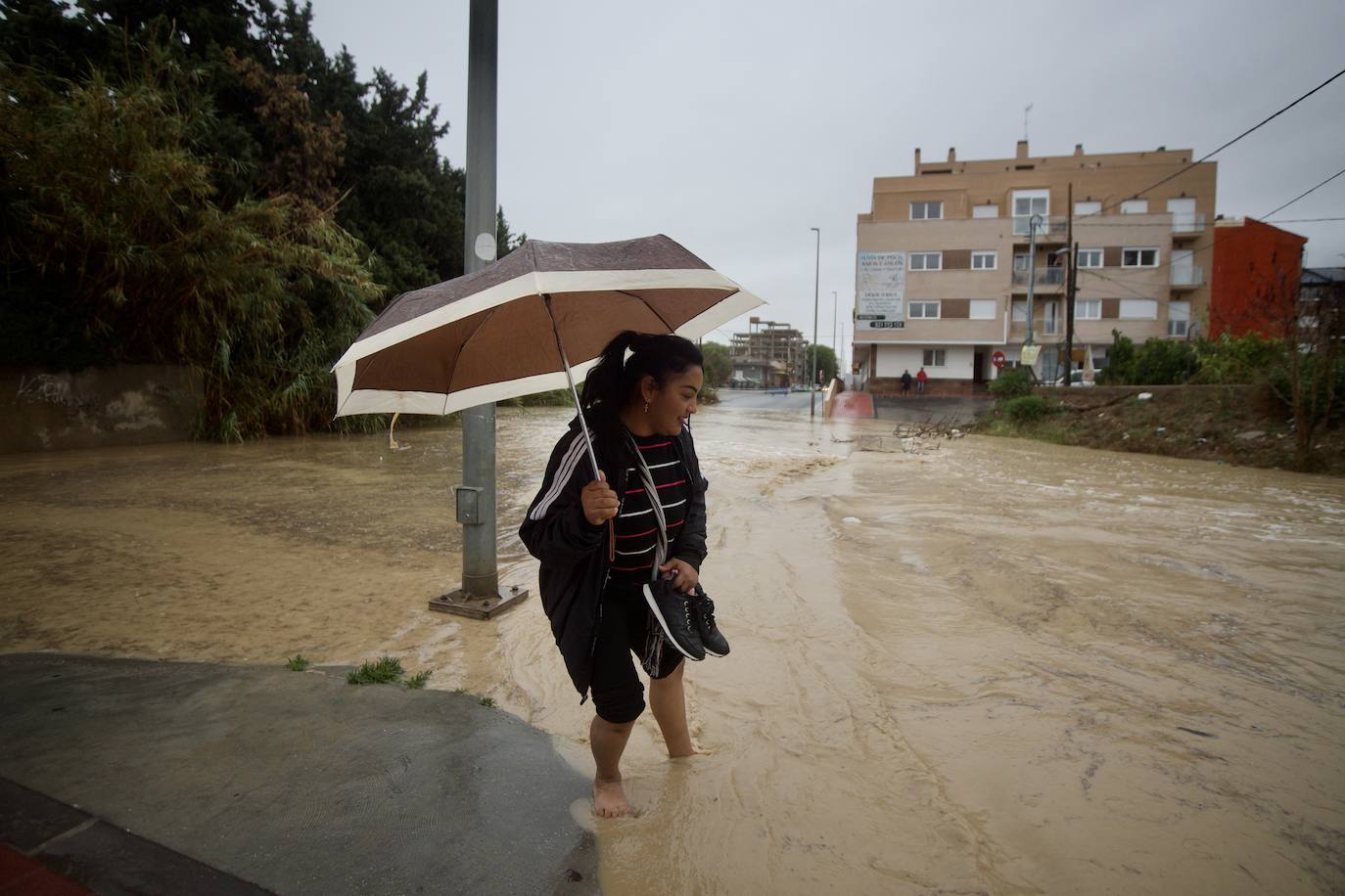 Una DANA provoca inundaciones en la Región pero da un respiro al campo en plena sequía. Las precipitaciones más intensas se registran en Cartagena, mientras que en Murcia y Lorca se producen cortes de carreteras. La lluvia arrastra barro al Mar Menor, anega calles en Los Nietos y provoca riadas en El Mojón. Días después granizó en Molina.