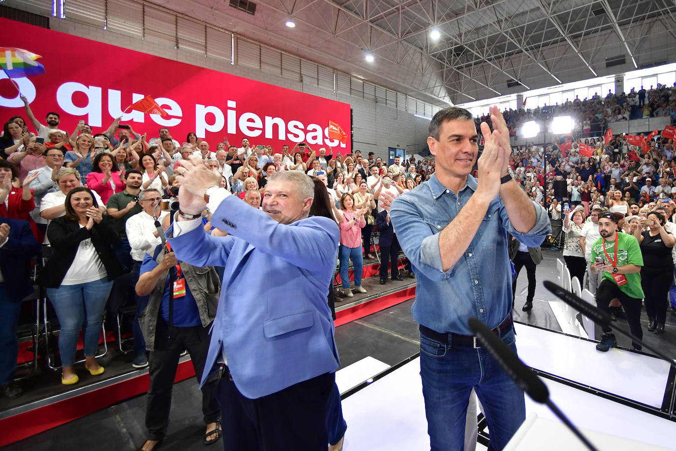 Pedro Sánchez acude a Murcia en apoyo del candidato socialista en las elecciones a la presidencia de la Comunidad Autónoma, José Vélez, y anuncia rebajas para jóvenes del 50% en el transporte para viajar por Europa y del 90% por España.
