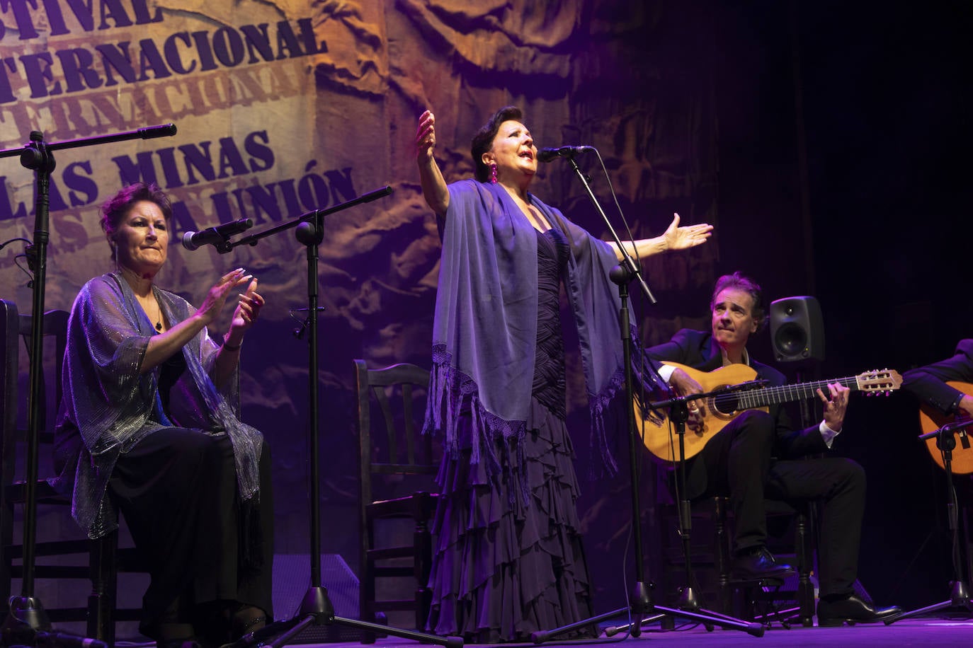 Actuación sublime de la cantaora Carmen Linares en el Festival Internacional del Cante de las Minas de La Unión, donde protagonizó la gala de LA VERDAD. La artista de Linares ofreció un recital titulado 'Cuarenta años de flamenco' en el que interpretó textos de Federico García Lorca, Miguel Hernández y Juan Ramón Jiménez. También homenajeó a las leyendas del arte jondo Enrique Morente y Paco de Lucía.