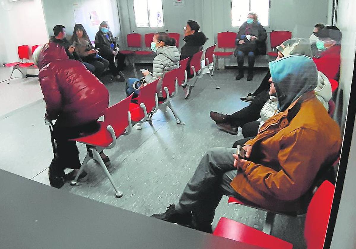 Pacientes, en una de las salas de espera del servicio de Urgencias de La Arrixaca, ayer.