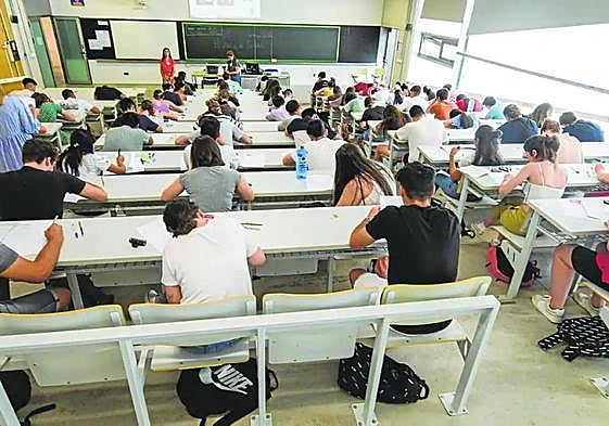 Un grupo de estudiantes realizan exámenes el pasado junio.