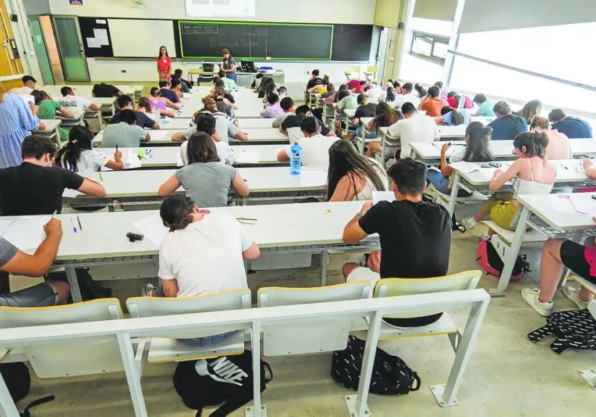 Un grupo de estudiantes realizan exámenes el pasado junio.