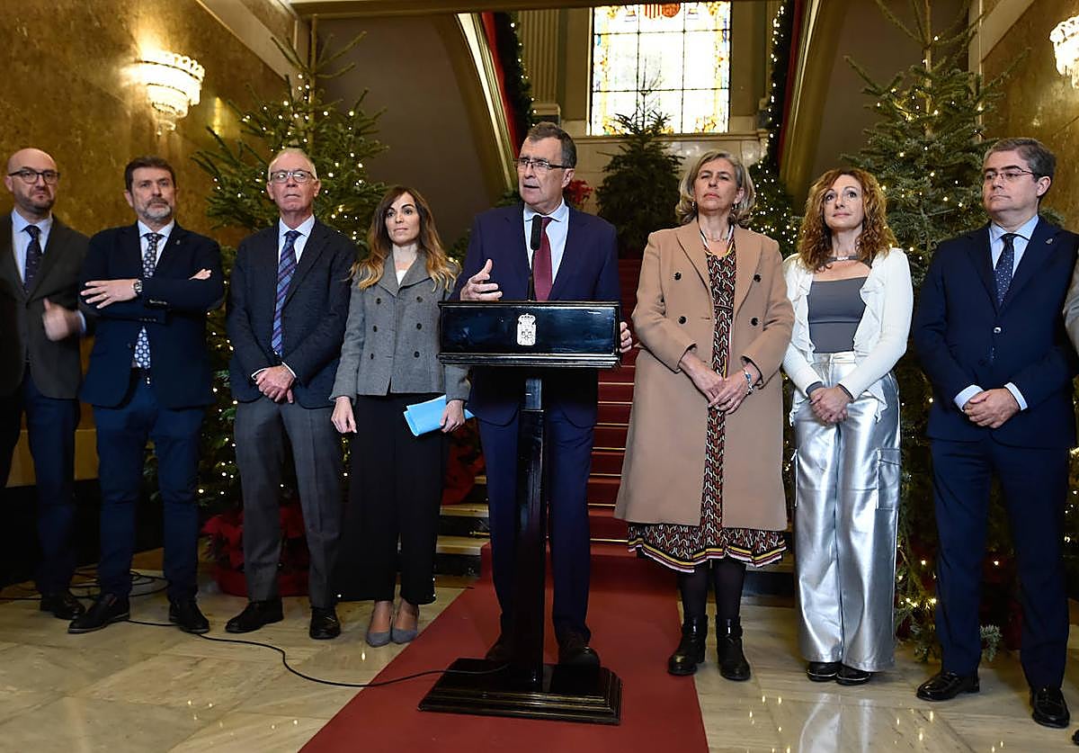 Jose Ballesta, en el centro, acompañado por parte de su equipo de gobierno, ete viernes.