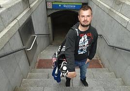 En Madrid. En su barrio, Palomo compatibiliza sin problema su bolsa de golf con su camiseta de Metallica.