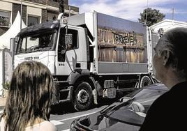 Un camión de basura circula por Torrevieja, en una foto de archivo.