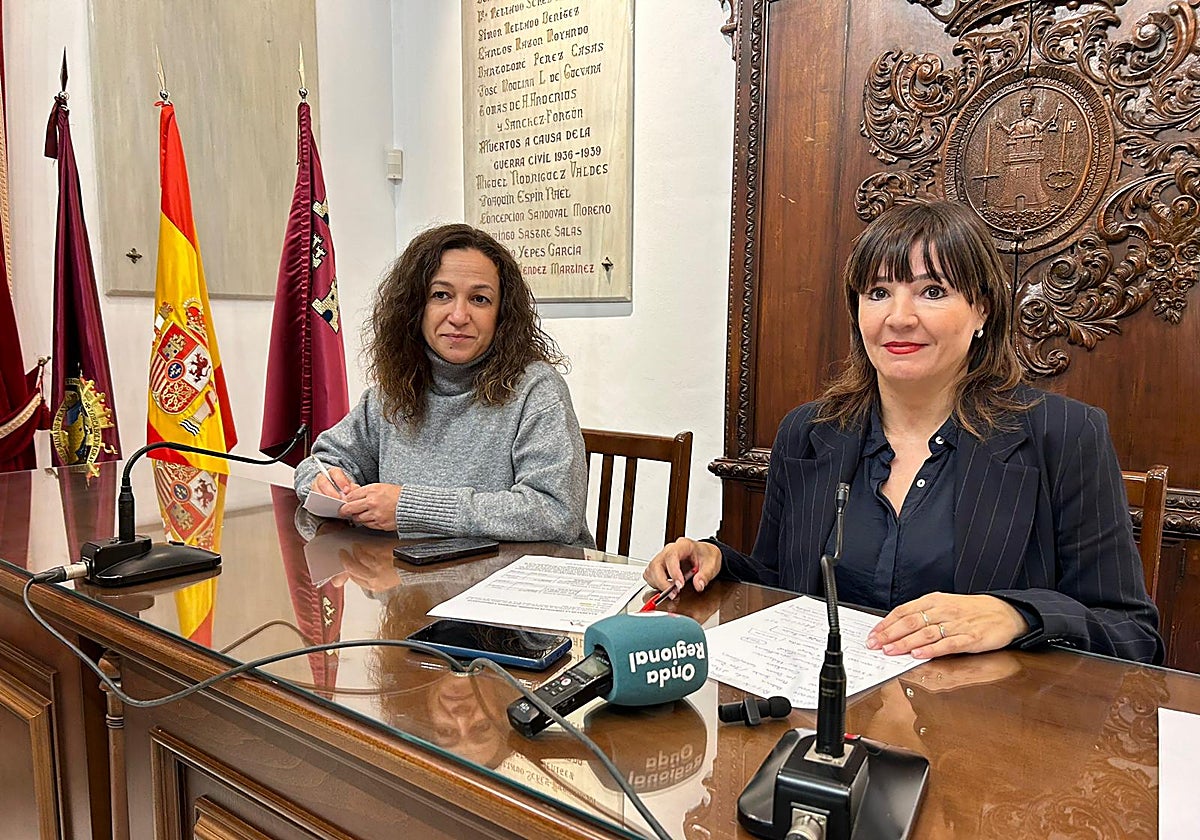 La diputada socialista Marisol Sánchez, en primer término, junto a la edil del PSOE Isabel Casalduero.