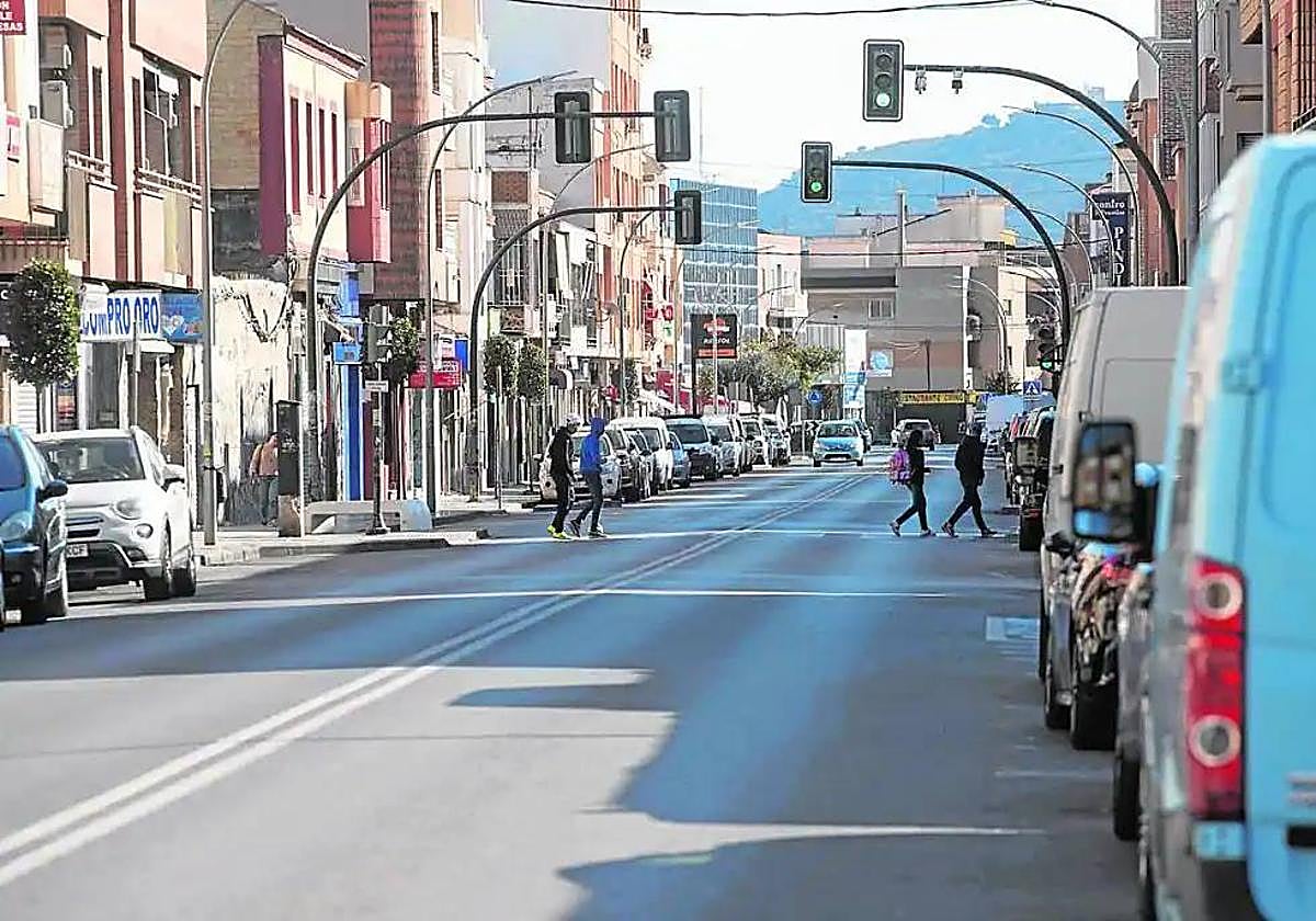Imagen de archivo del aparcamiento en línea, ayer en la calle Alfonso XIII de Los Dolores.