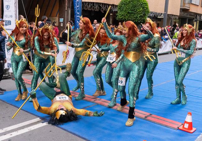 Multitud de ciudadanos optaron por una curiosa vestimenta para la última carrera del año.