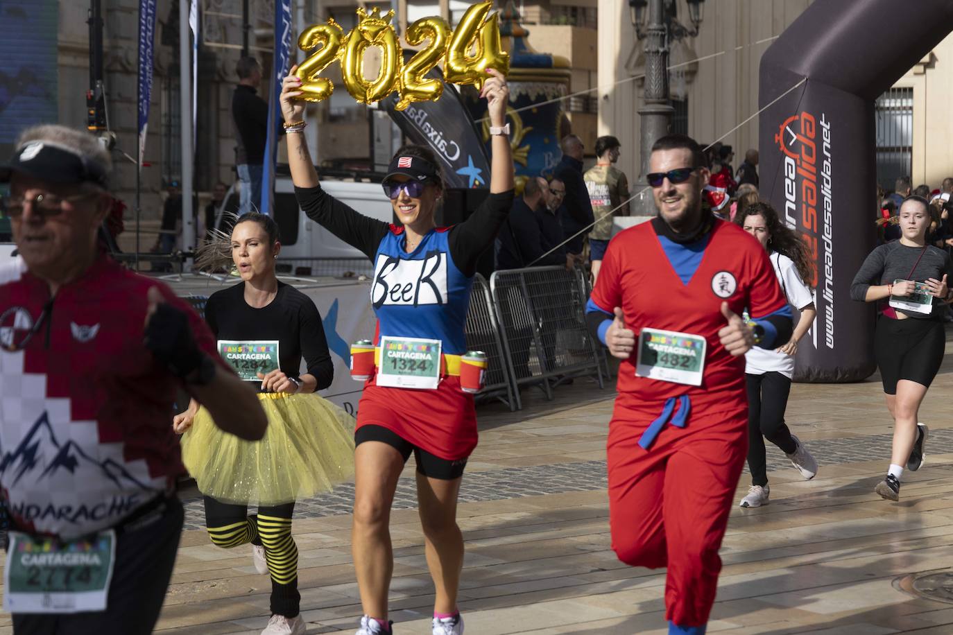 La llegada de la carrera San Silvestre 2023, en imágenes