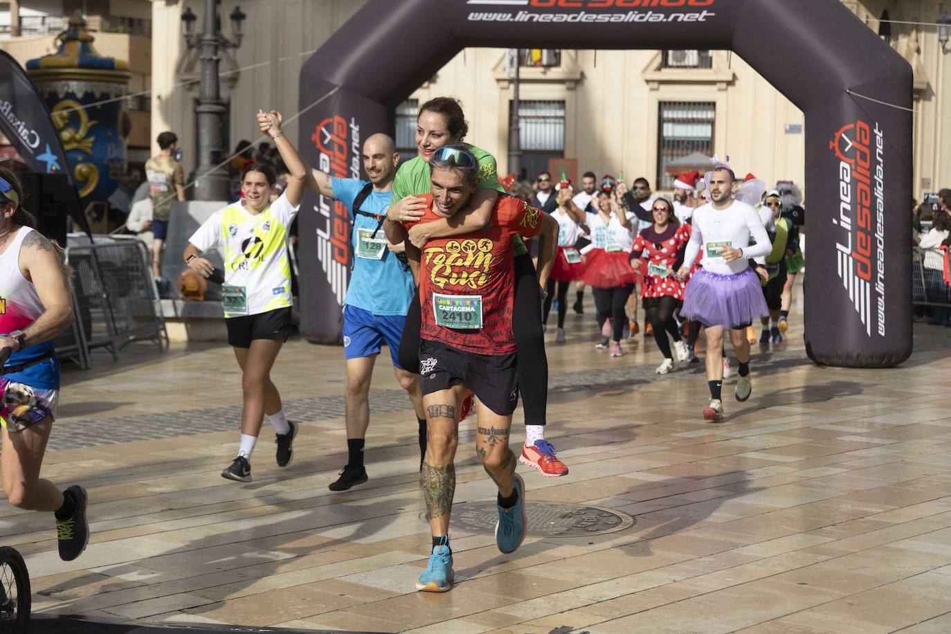 La llegada de la carrera San Silvestre 2023, en imágenes