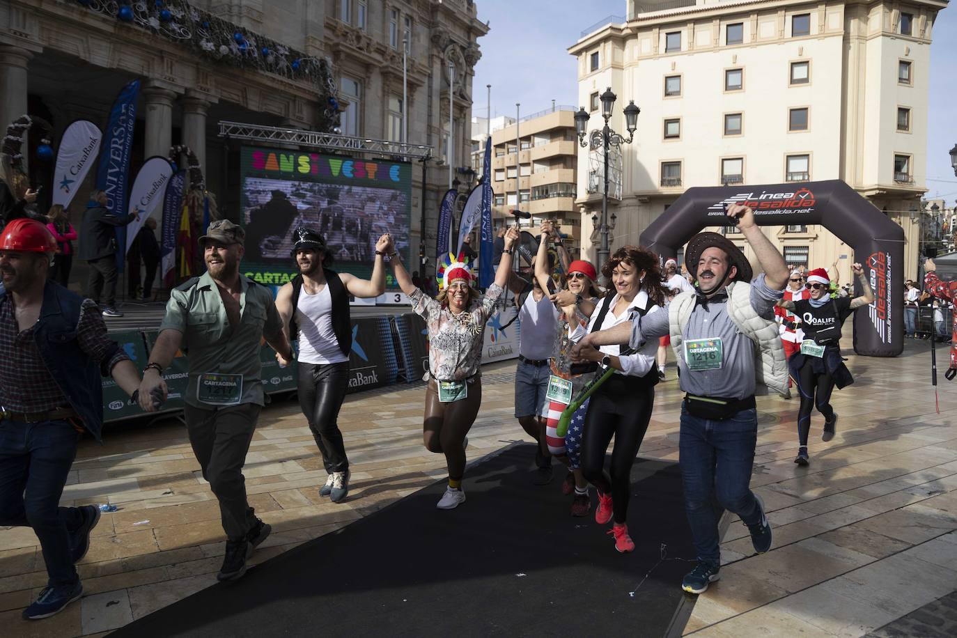 La llegada de la carrera San Silvestre 2023, en imágenes