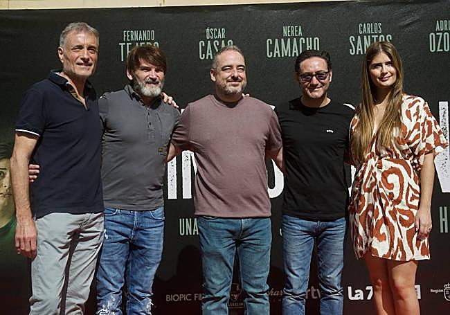 Joaquín Carmona, en el centro, con los actores de 'Últimas voluntades'.