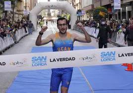 El vencedor de la San Silvestre, Daniel Gálvez, cruza la línea de meta.
