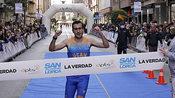 Daniel Gálvez y Fátima Hernández se coronan en la San Silvestre de Lorca